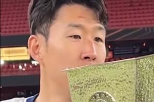 别给我撞坏了?队友奖牌磕到奖杯，孙兴慜满脸惊慌?