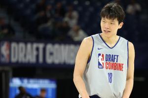 继续攀升?美媒模拟选秀：杨瀚森22顺位被老鹰选中 模板小加