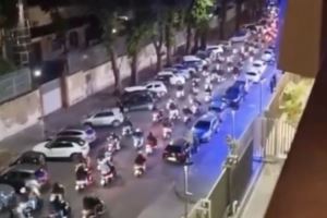 离谱?1000名那不勒斯球迷、400辆车游行喧哗打扰卡利亚里休息