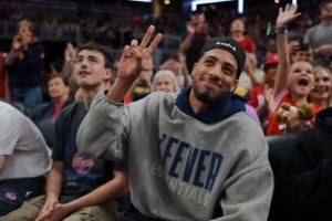 东决2-0领先?！哈利伯顿观战WNBA版印第安纳VS纽约引全场欢呼