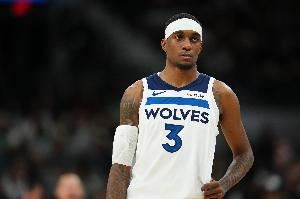 ?咋回事儿这是？麦克丹尼尔斯状态低迷 半场8中1仅拿3分
