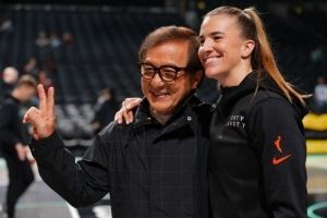 大哥来啦?！成龙现身WNBA赛场与约内斯库合影 WNBA官方晒照