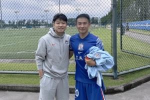 何超社媒晒与于汉超合影：致敬?20号