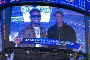 享受假期?法蒂、巴尔德现场观看NBA季后赛
