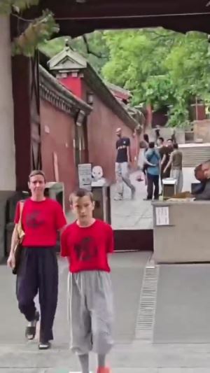 真不出来了啊?网友拍到文班还在少林寺内 这头看起来是真剃了