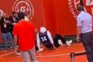 社死现场?！字母哥野球场预秀扣篮但意外滑倒 全场笑疯！