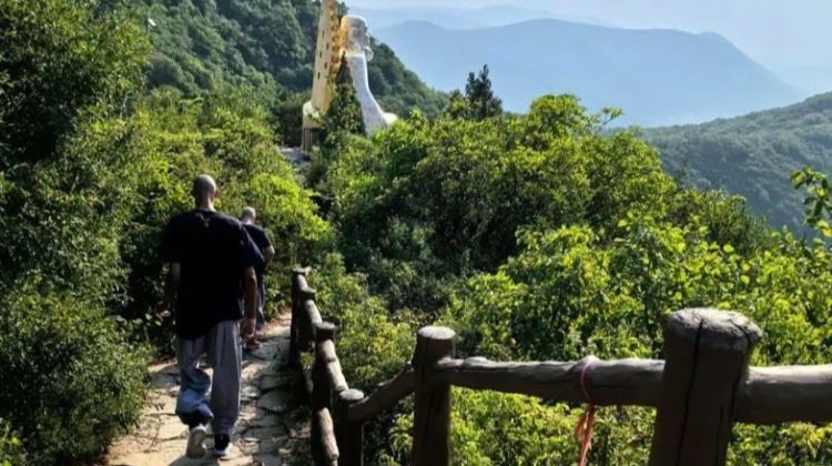 刺迷千千万?文班修行照是一位马刺球迷的僧人所拍摄