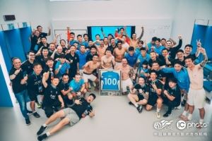 深圳新鹏城vs上海申花赛后大合影！谁的笑容最甜?