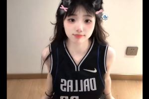 都是77?“宝贝77”?身材炸裂&运球娴熟 今日上身东契奇球衣