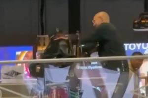 加盟火箭?交易消息传出后 经纪人使劲摇晃KD肩膀 庆祝动作连招