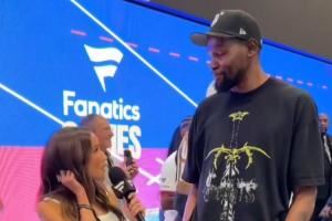 ?美女记者：我可以正式介绍你是火箭的杜兰特吗？KD：非常合适