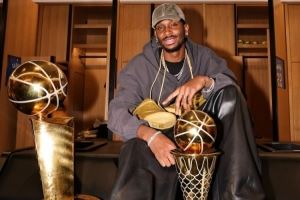 ?NBA官方晒SGA与总冠军&FMVP奖杯合照：他会怎么配文呢？