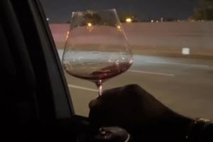 摇晃的红酒?杯！詹姆斯晒夜间乘车惬意自拍 手中一杯红酒?