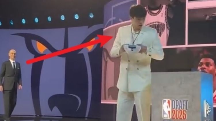杨瀚森上台后略显紧张&和工作人员沟通 萧华在身后默默等待?