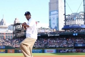 帅气逼人！布克现身MLB底特律老虎队主场 为家乡球队开球?