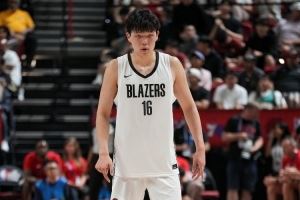 杨瀚森轰进2记三分🎯开拓者队记大秀中文:他正在升温!🤣