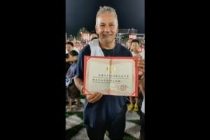  巴乔、卡洛斯“持证上岗”，两人接收榕江学校名誉足球总教练聘书