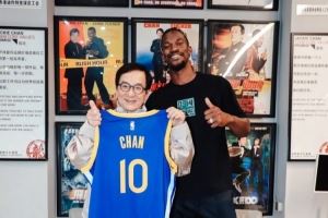  勇士官方晒巴特勒与成龙多张合照🥰后者获赠专属10号勇士球衣