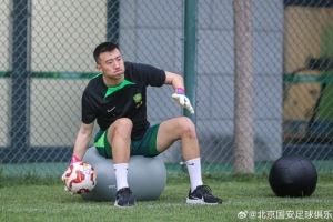  北京国安官方：球队门将韩佳奇重返训练场