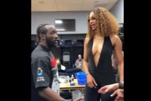 深V连体装!WNBA里斯后台探望拳手 穿着大胆又吸睛